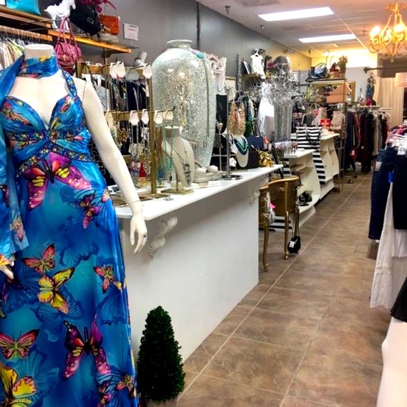 Hello I’m Carla @Cache_Luxe   🌸 Boutique Owner 10 Yrs & Posh 12 Yrs - Picture 11 of 14